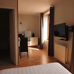 Hotel Le *